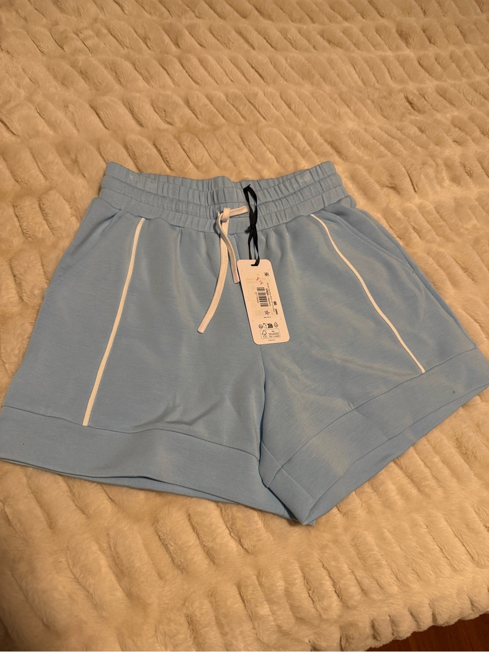 Varley High Rise Short 4.5 inch in Airy Blue NWT - Picture 2 of 3